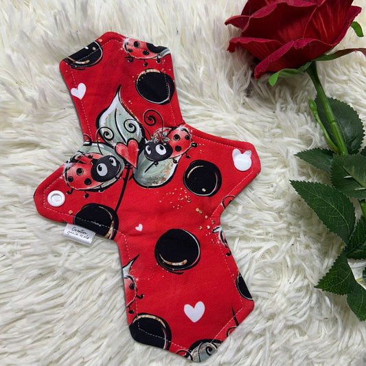 Serviette hygiénique 9”M coccinelle coeur