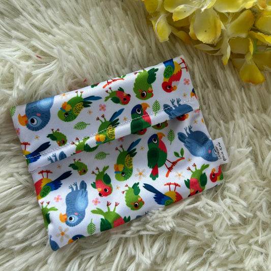 Pochette pour serviette hygiénique loutre perroquet